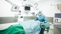 Augenarzt führt Makula-Operation durch