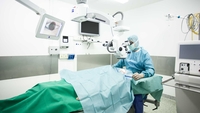 Augenarzt führt Makula-Operation durch