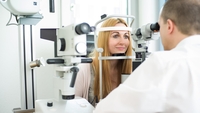 Augenarzt untersucht Patientin 