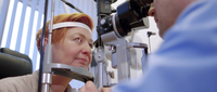 Augenarzt untersucht Patient