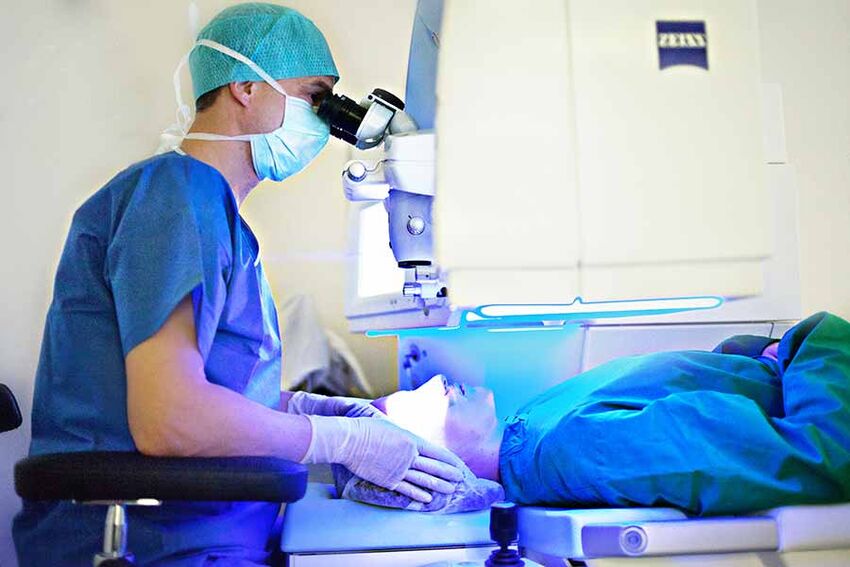 Augenarzt untersucht Patientin