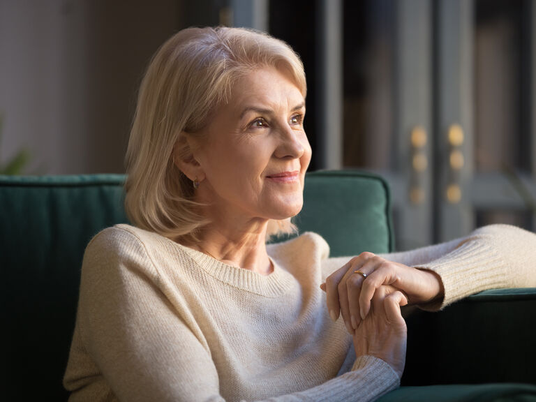 Alte Frau sitzt auf Sessel