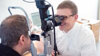 Augenarzt untersucht Patient
