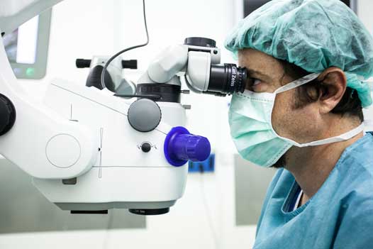 Augenarzt führt Augenbehandlung durch