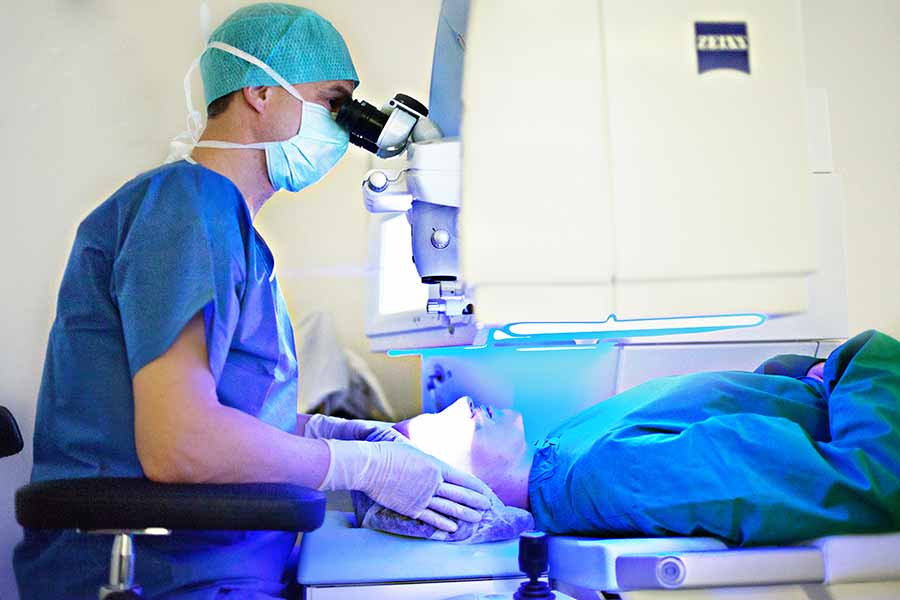 Arzt führt eine Augenoperation im Op-Saal durch