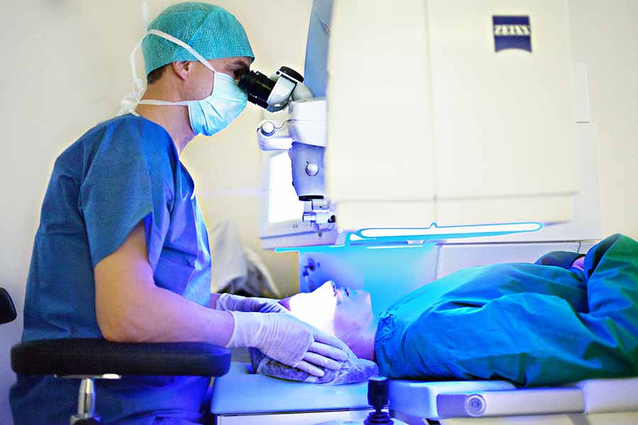 Augenarzt untersucht Patientin