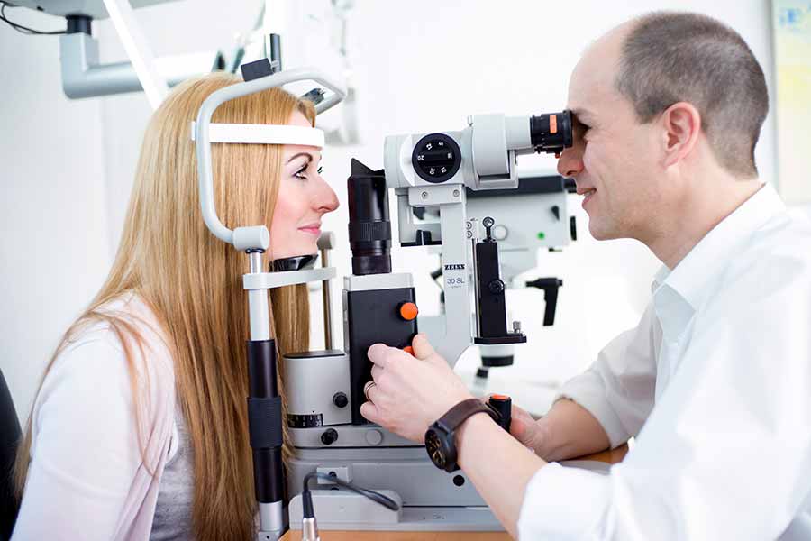 Augenarzt untersucht Patientin